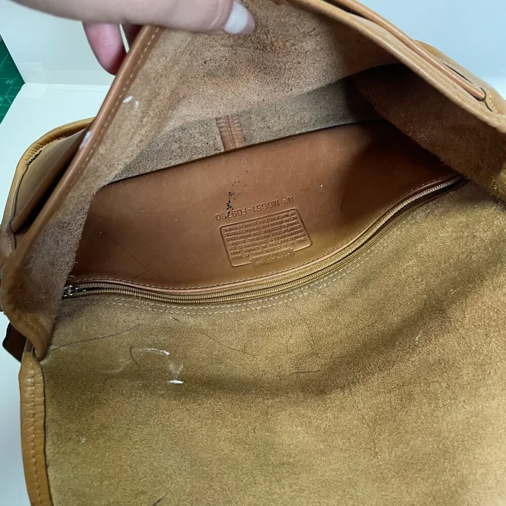 Vintage Coach 9790 City Bag Tan Leather Purse Shoulder Crossbody Brass Kiss Lock - Picture 11 of 13